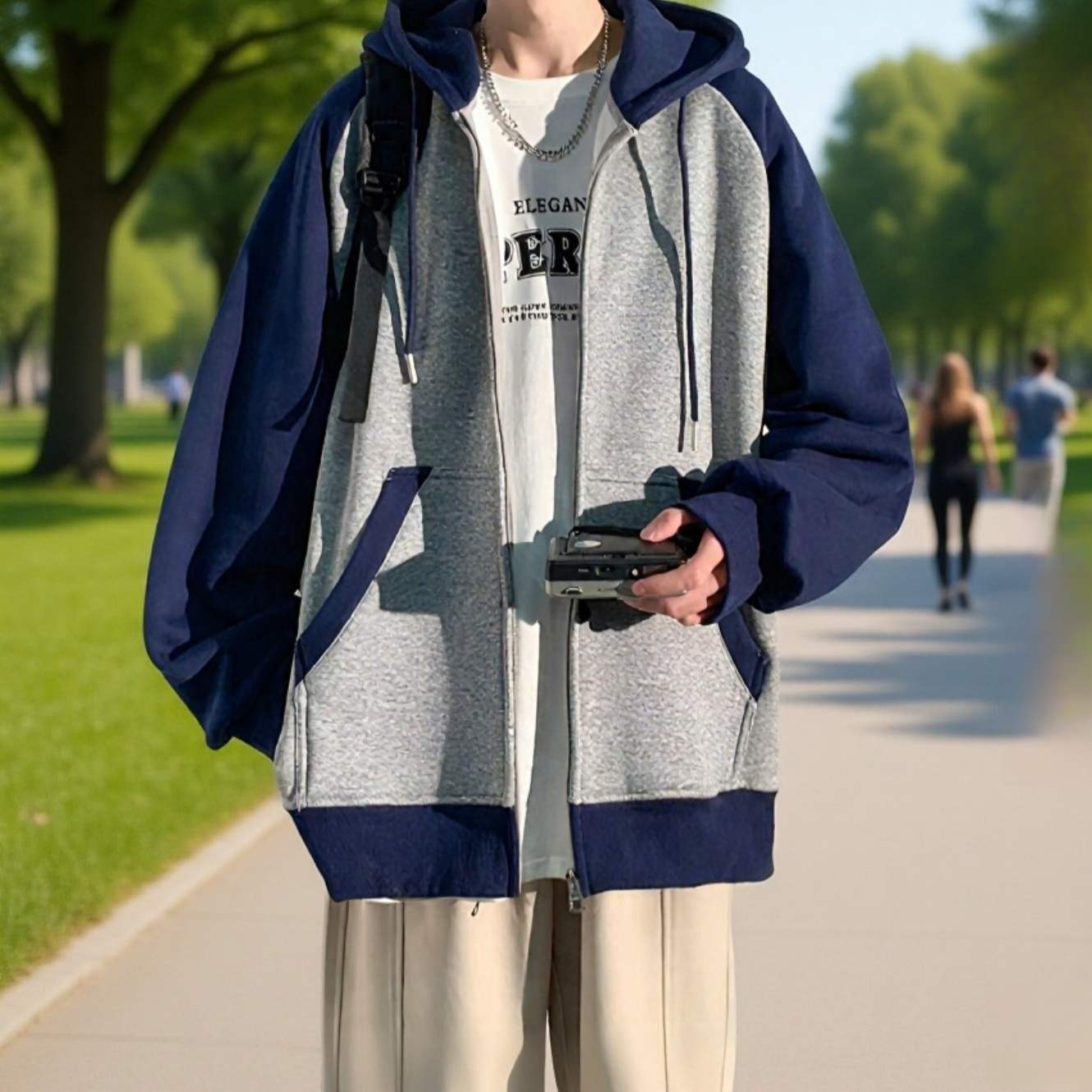 Schwere Kapuzenjacke mit Reißverschluss und Patchwork