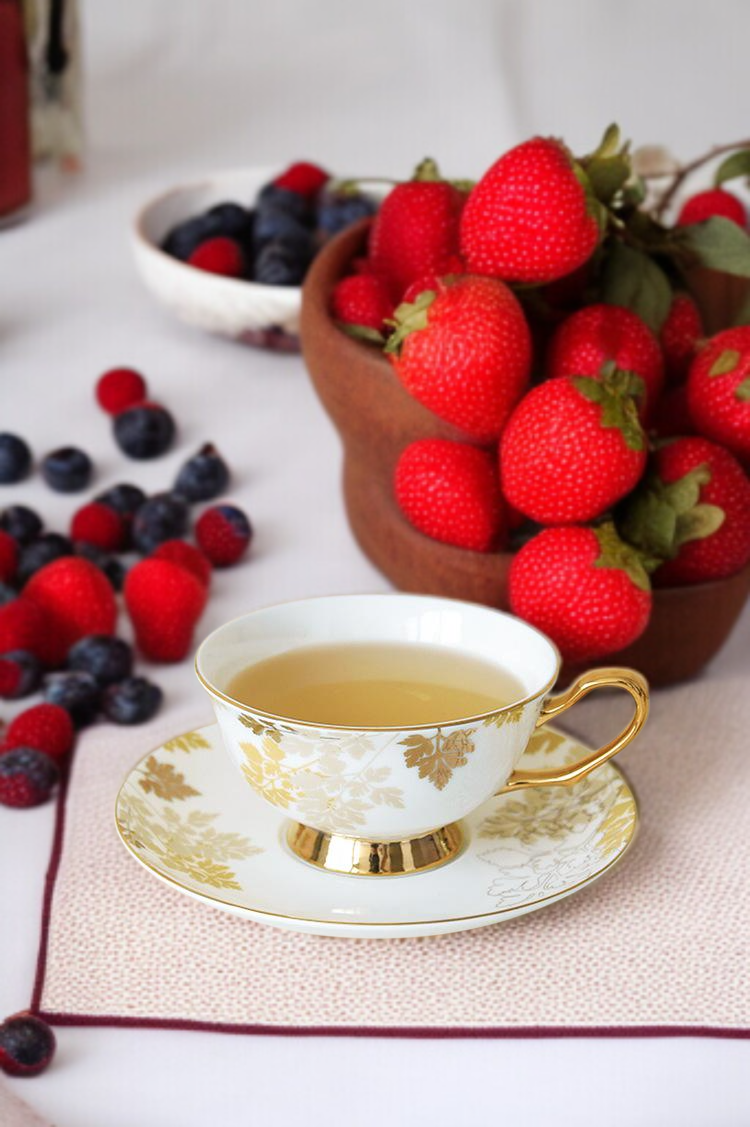 사치스러운 풍골 도자기 접시와 커피 잔 세트