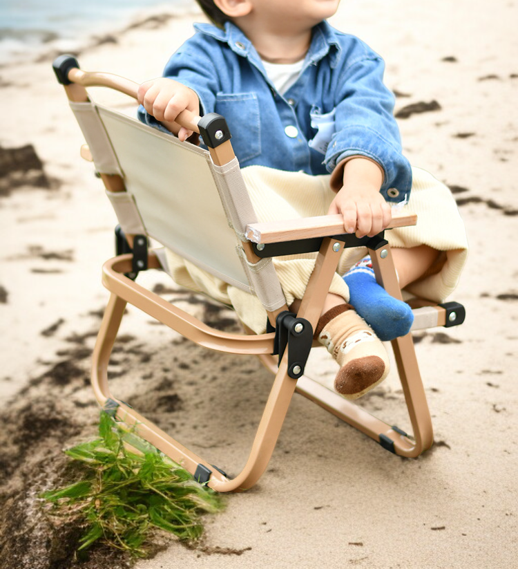 아이들이 안전하게 앉을 수 있는 캠핑 의자