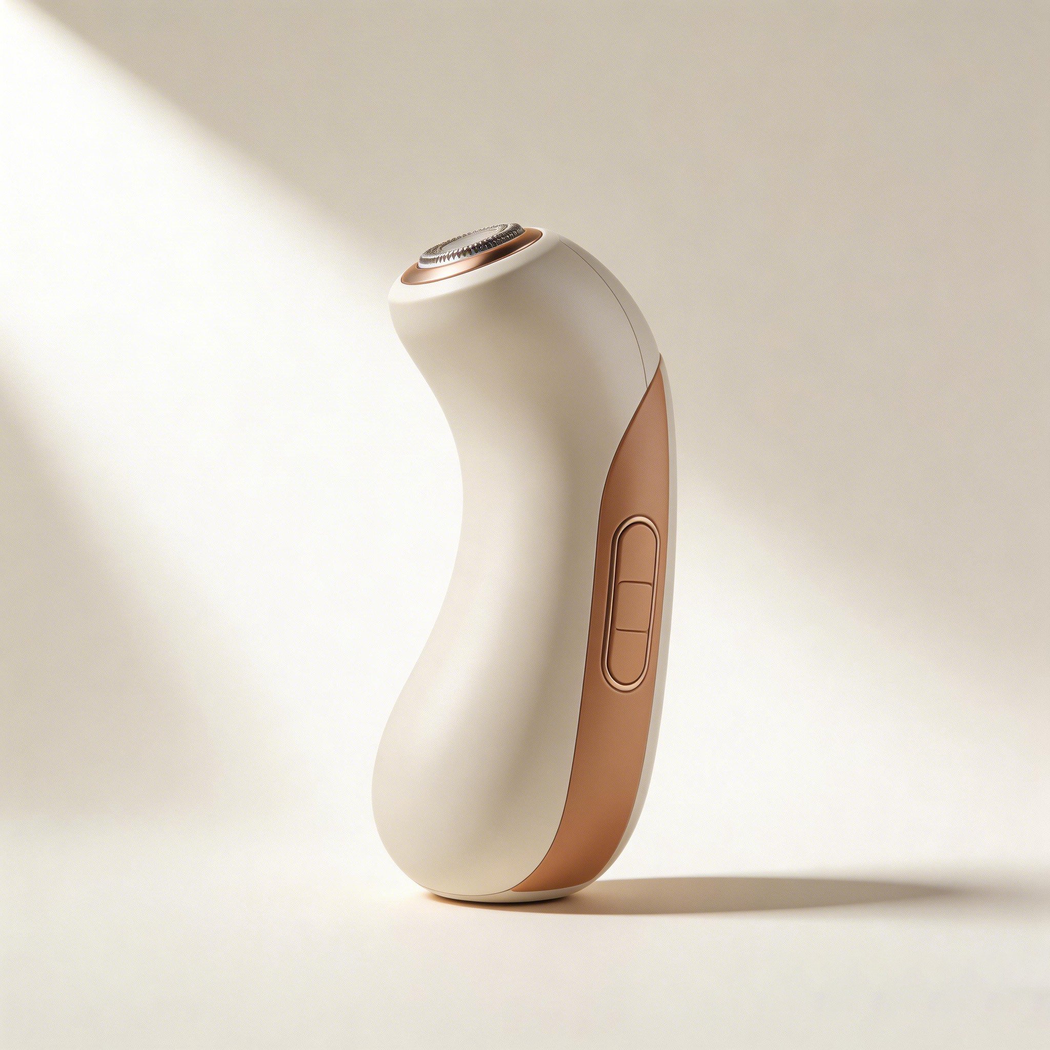 Anwendung des tragbaren Gesichtsbeautygeräts auf der Haut