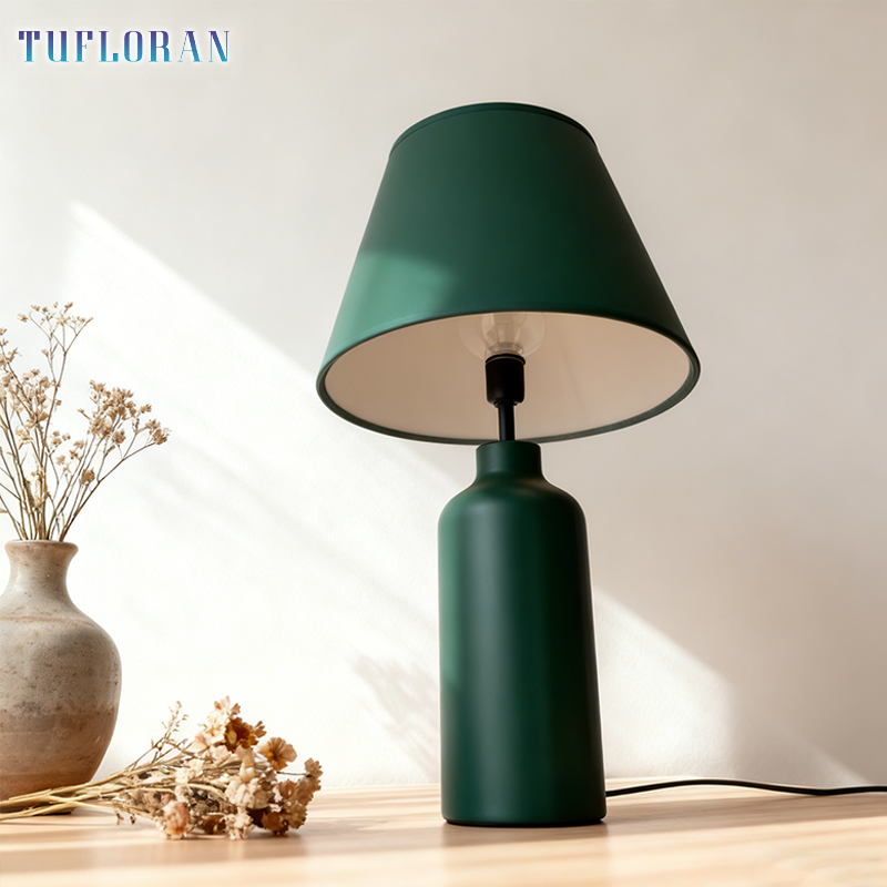 โคมไฟตั้งโต๊ะสีเขียว