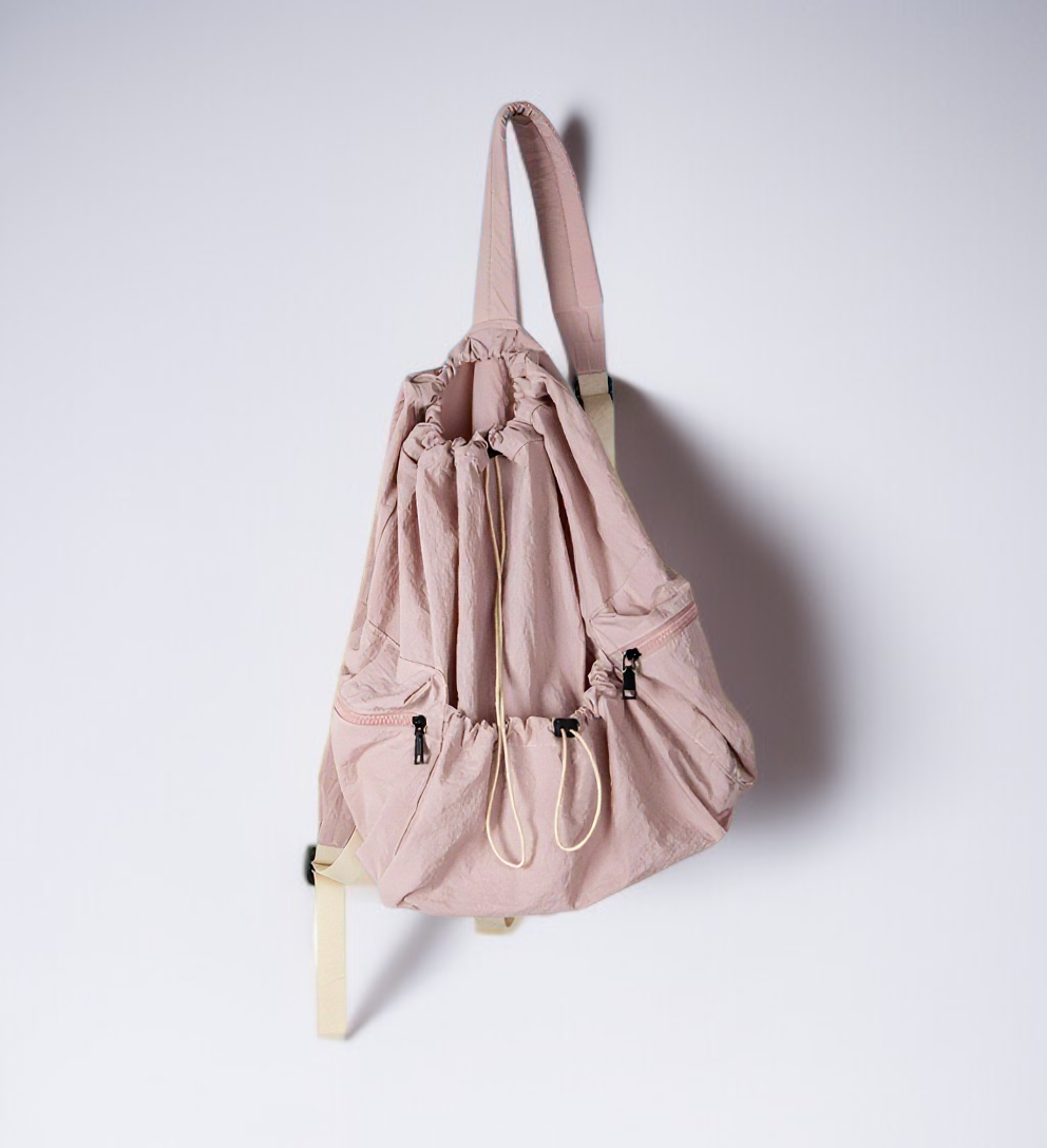 스타일리시한 디자인의 크링클 백팩