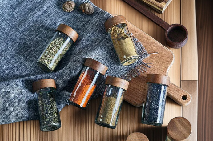 Moderne Gewürzaufbewahrung mit japanischem Gewürzglas