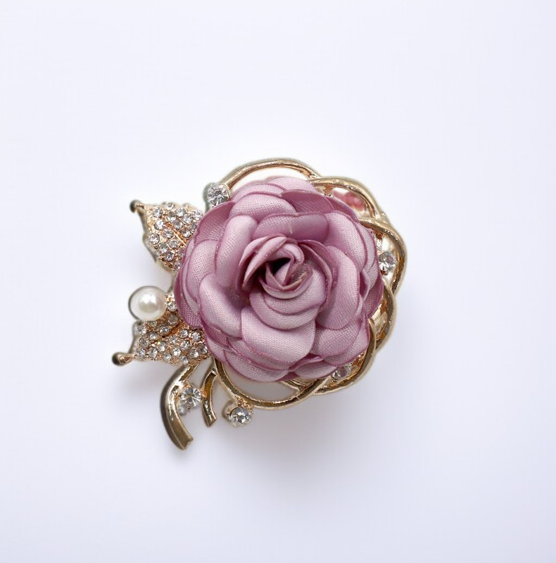 Vielseitig kombinierbare Blumenbrosche