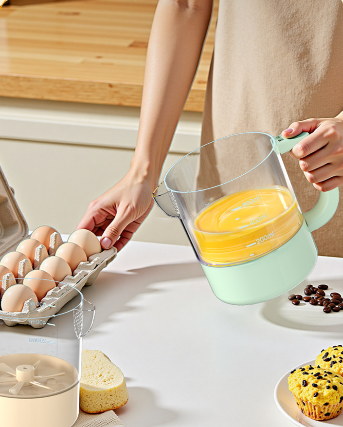 전기 믹서로 거품 내는 모습