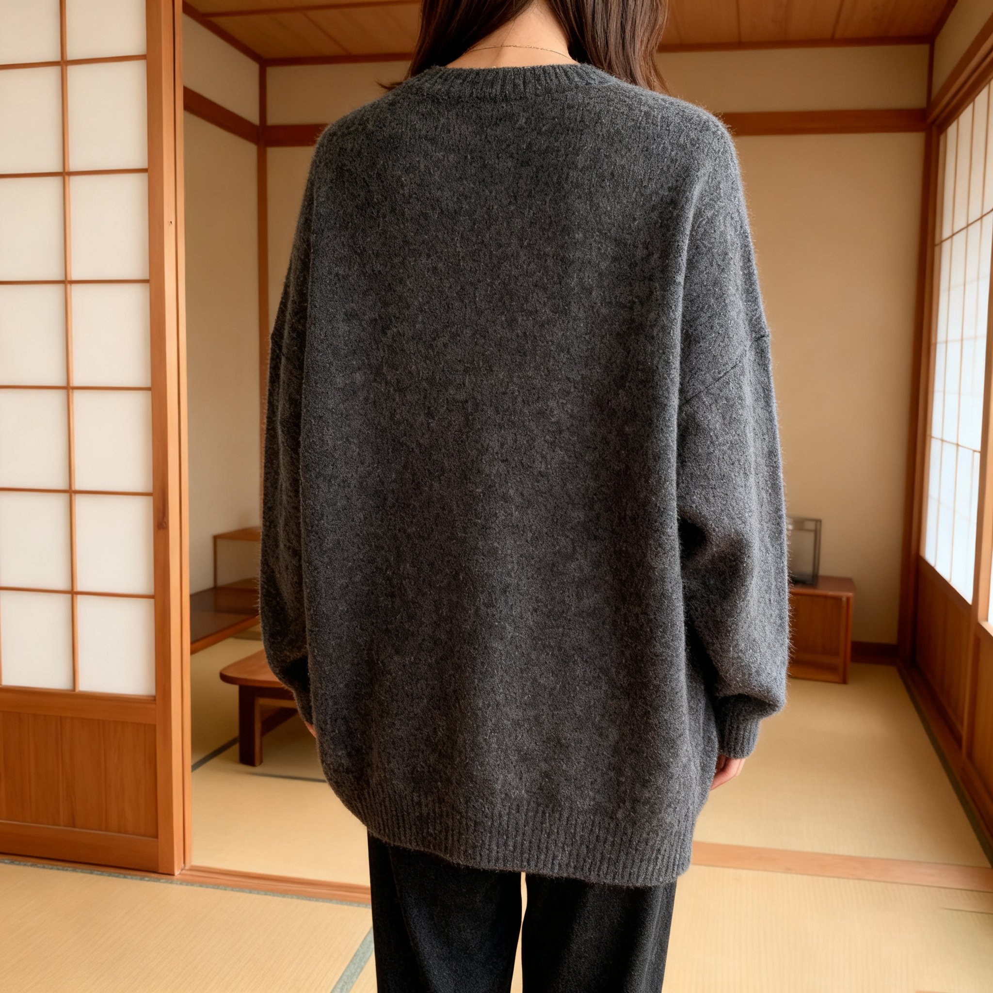 ベーシックデザインのクルーネックプルオーバー全体画像