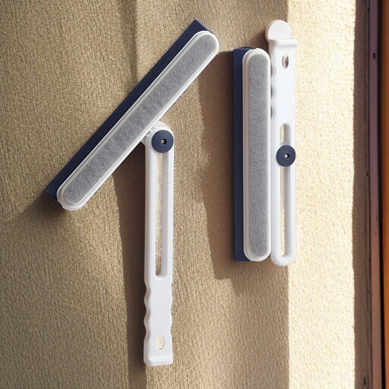 窓用両面ワイパーでガラスを掃除する様子