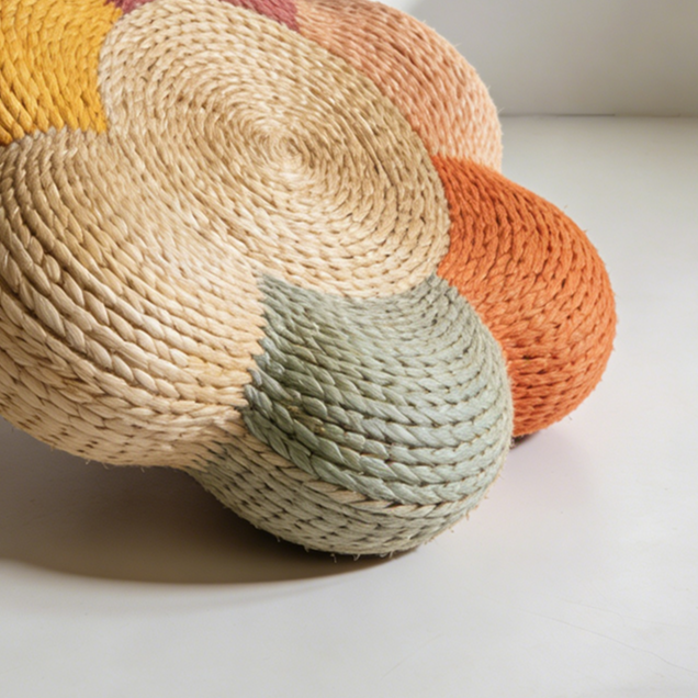 라탄 방석 두 개가 나란히 놓인 모습