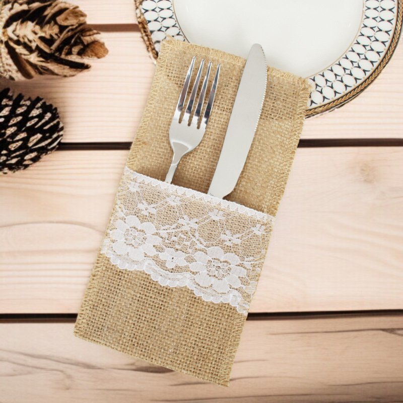 삼베 레이스 식기 주머니에 나이프와 포크를 담은 모습