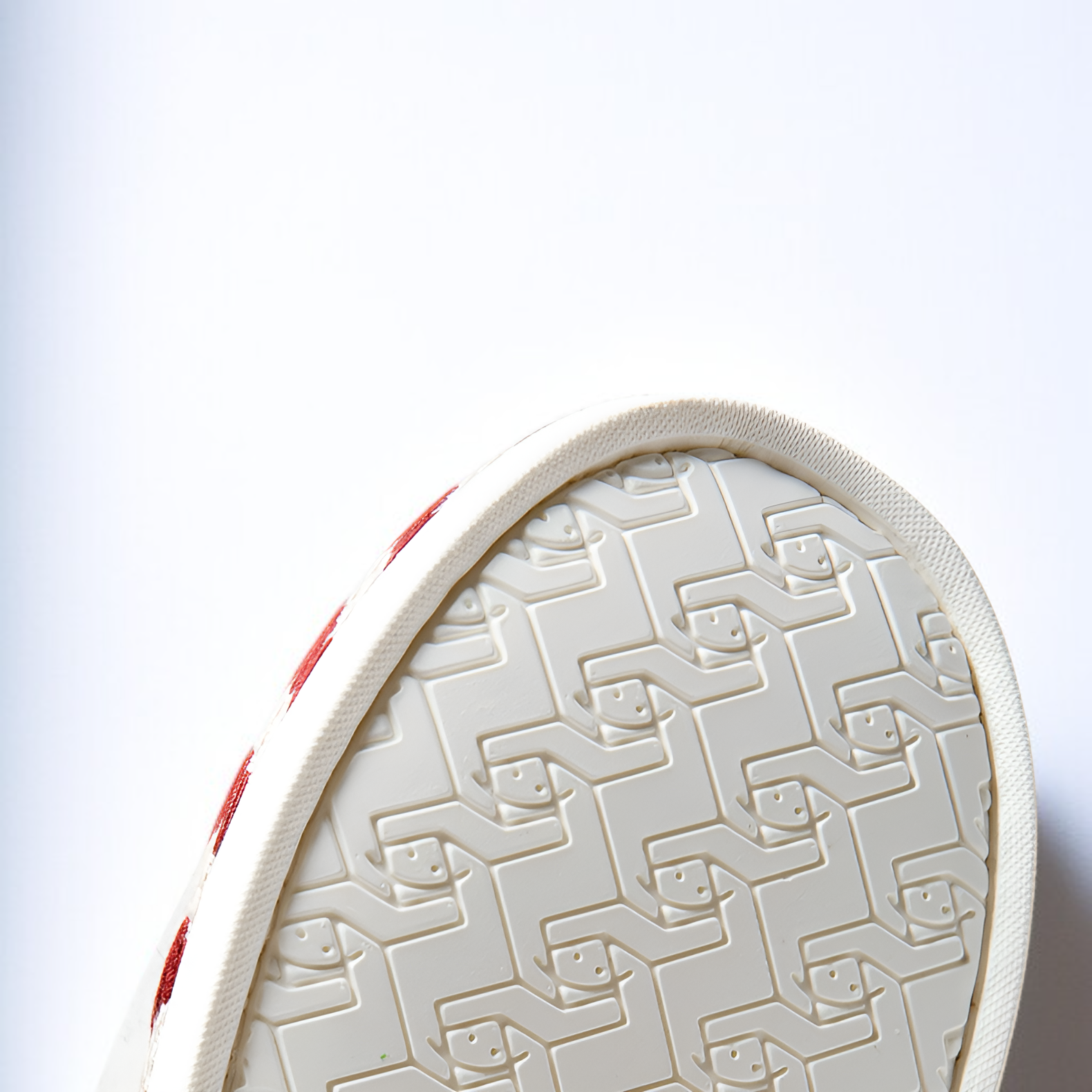 실내에서 착용한 남성 펠트 슬리퍼