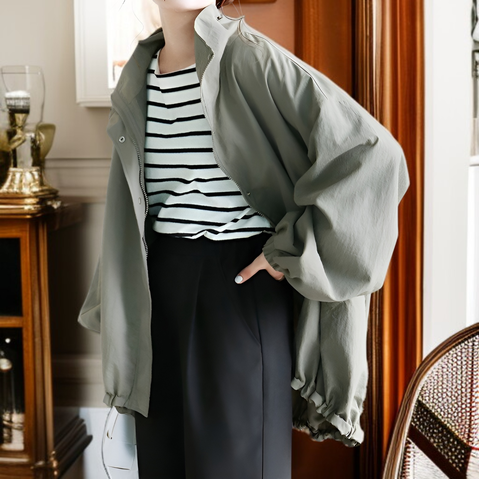 防寒に最適なフード付きコート