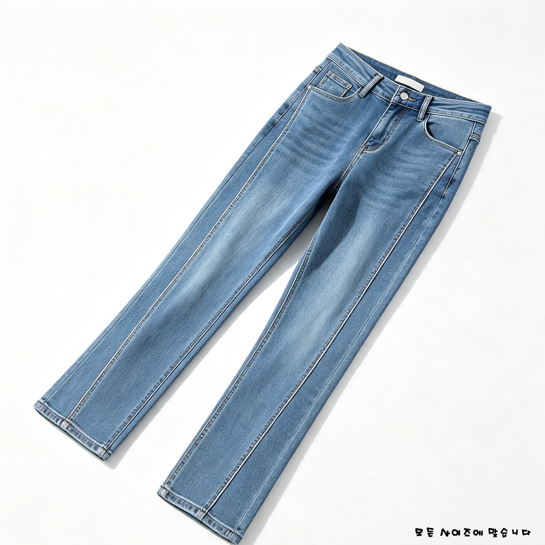 데일리룩에 어울리는 연한 파란색 청바지 착용컷