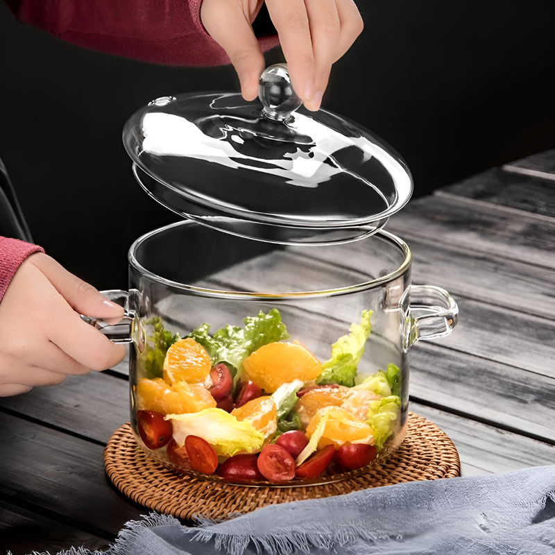 Family soup pot with lid