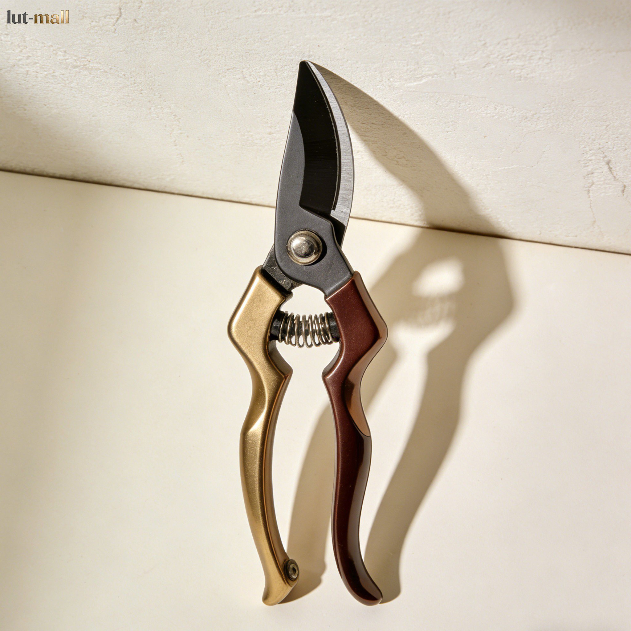 정원에서 사용하는 전정 가위