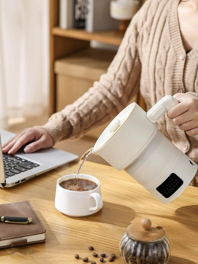 素早くお湯を沸かせる折りたたみケトルの動作シーン