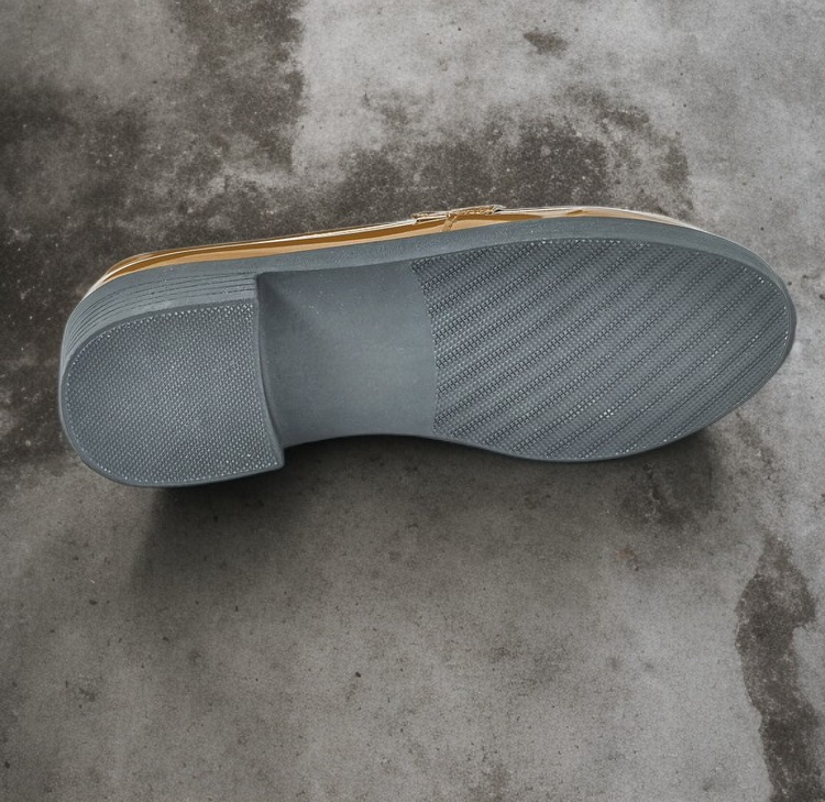 カジュアルファッションに合うローファー