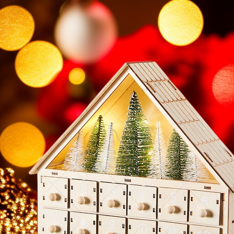 연말 분위기를 살려주는 나무 장식