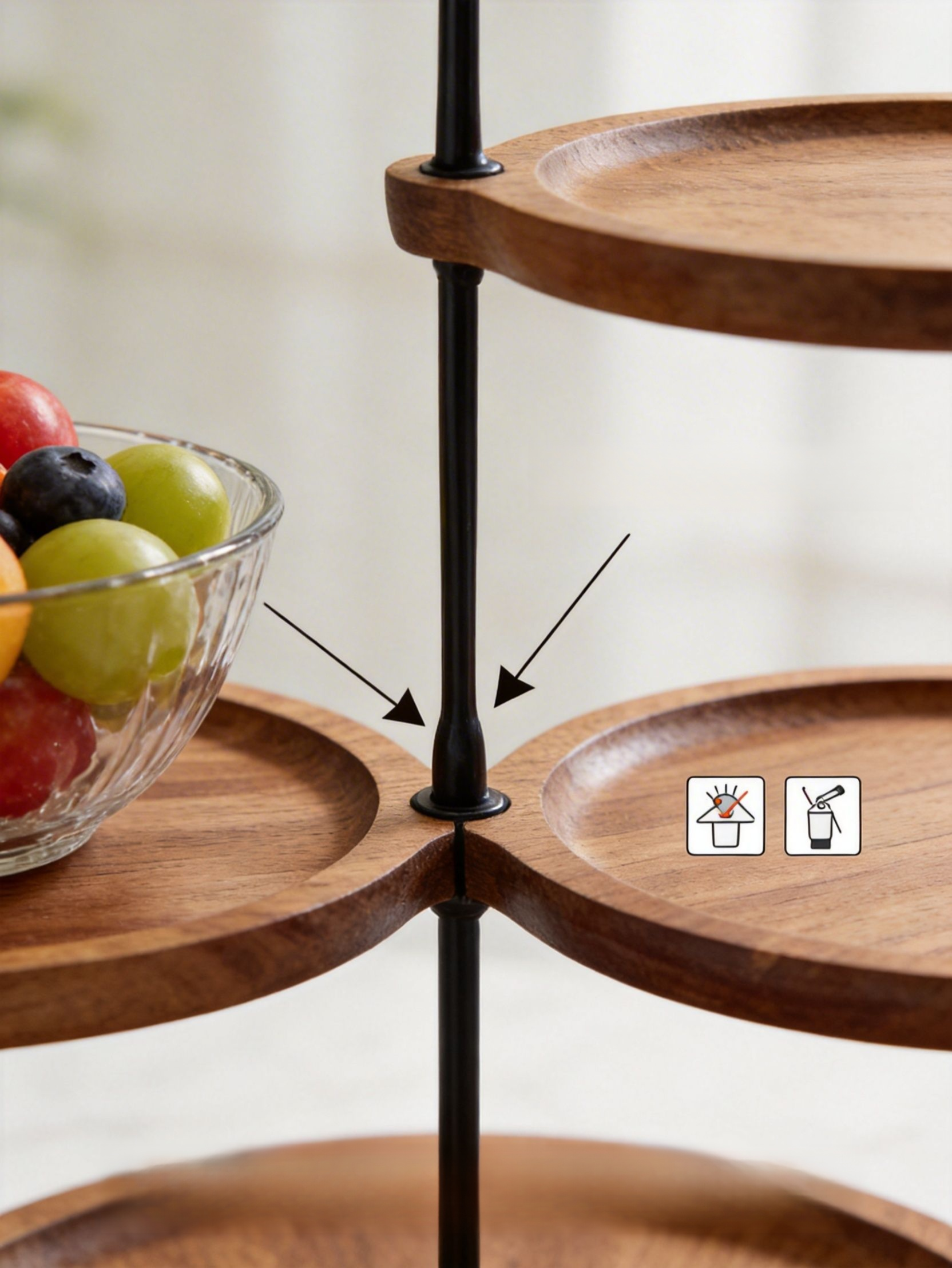 ナッツやお菓子を盛り付けた二段式トレイ