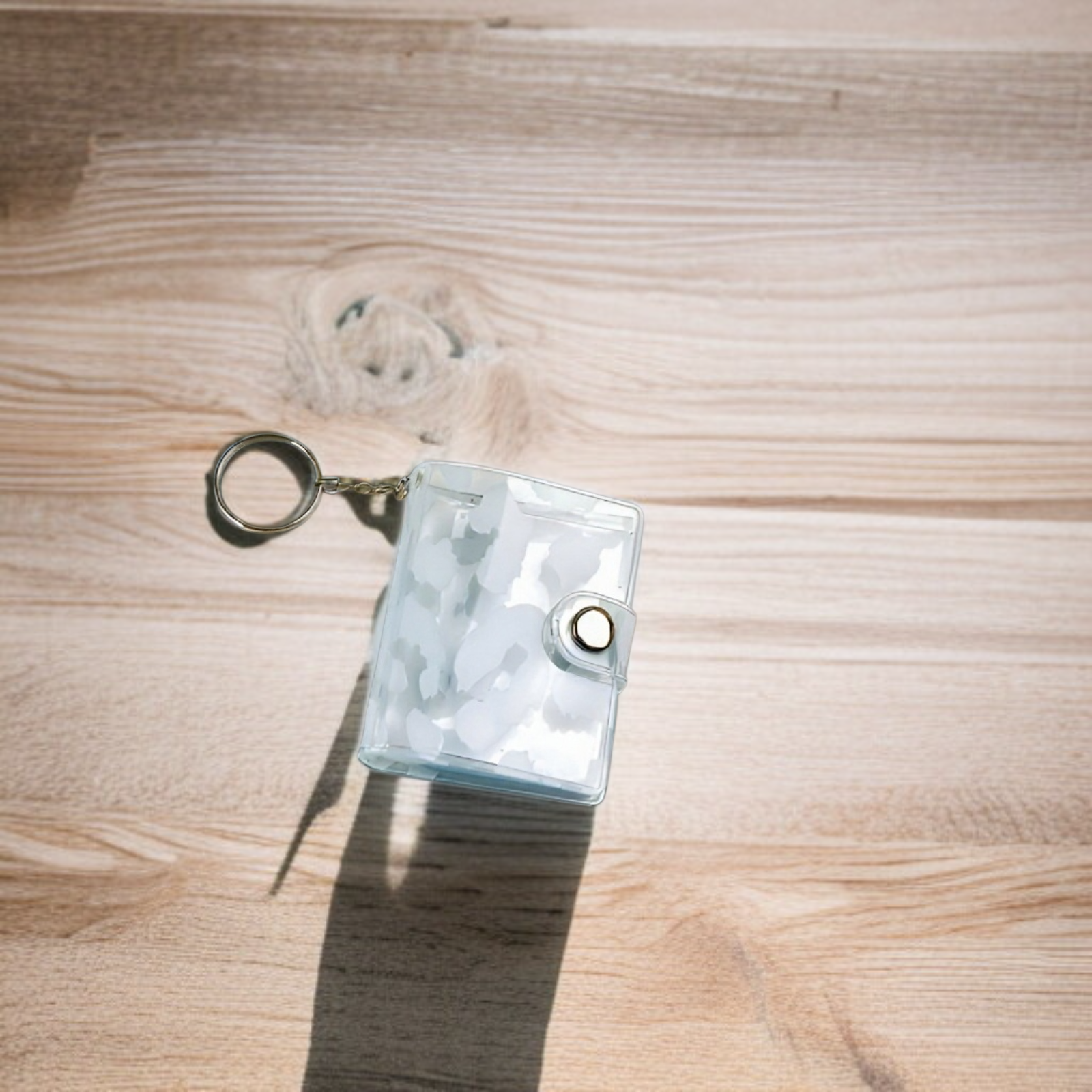 ألبوم صور صغير أنيق بنقشة النمر على الطاولة