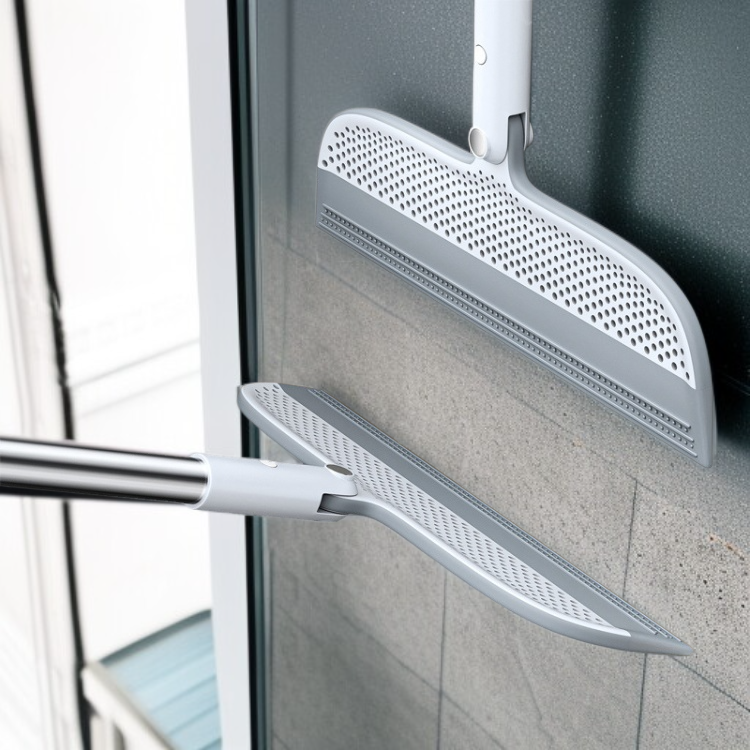 욕실에서 빗자루 와이퍼 사용하는 사진