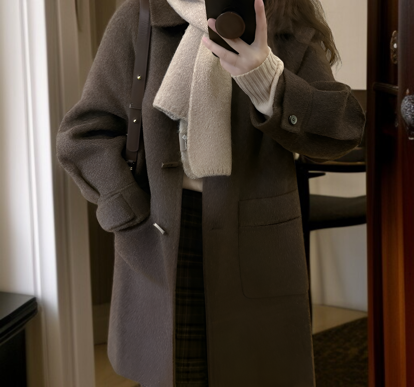 계절 밖의 갈색 더플 코트