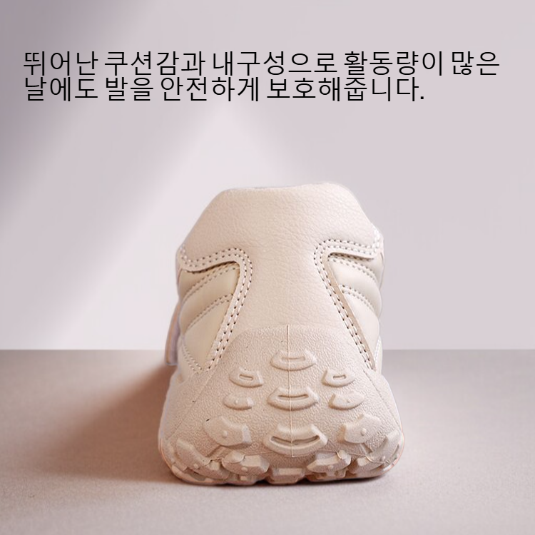 트렌디한 두꺼운 밑창 여성 신발 착용샷