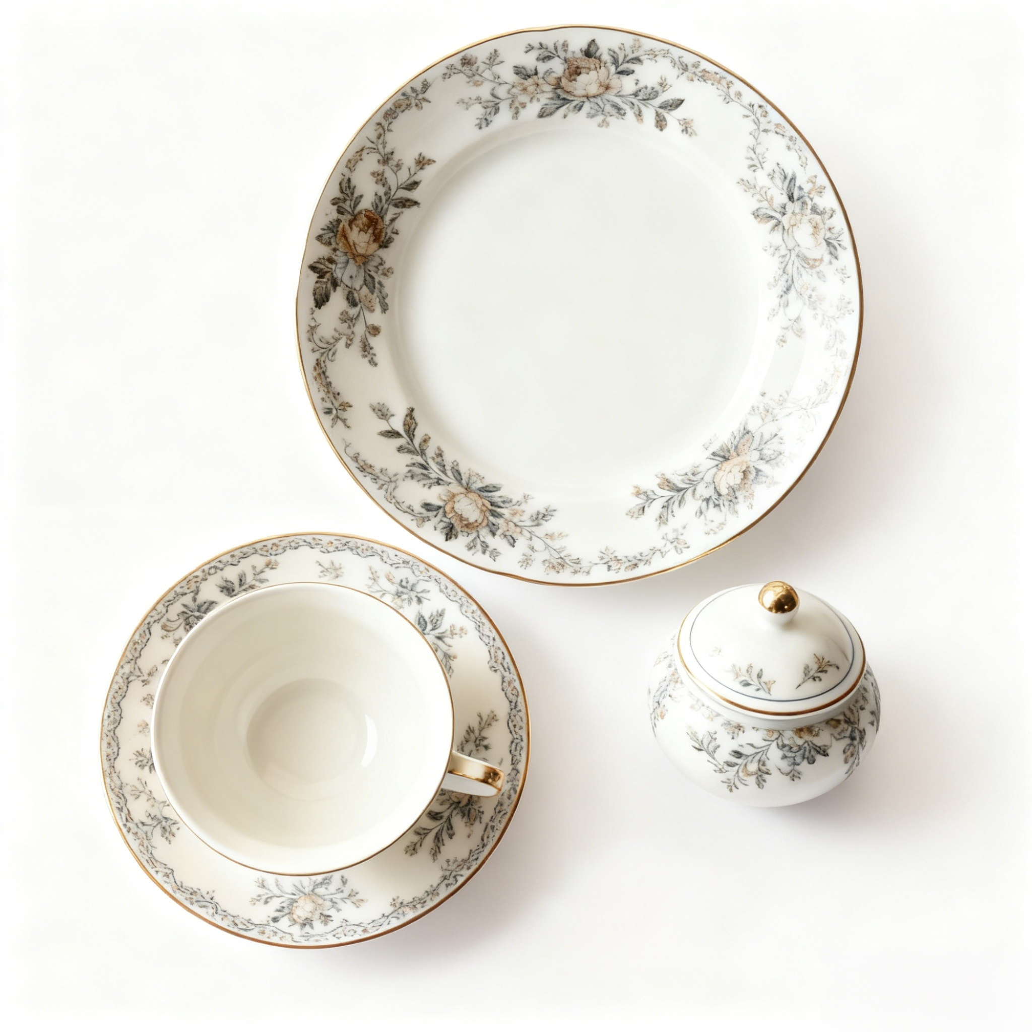 เซตจานชามลวดลายสวยงาม 2 เซตวางบนโต๊ะอาหาร