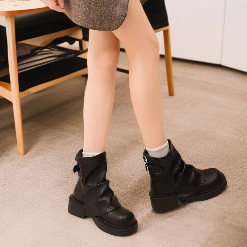 트렌디한 통굽 앵클부츠 코디