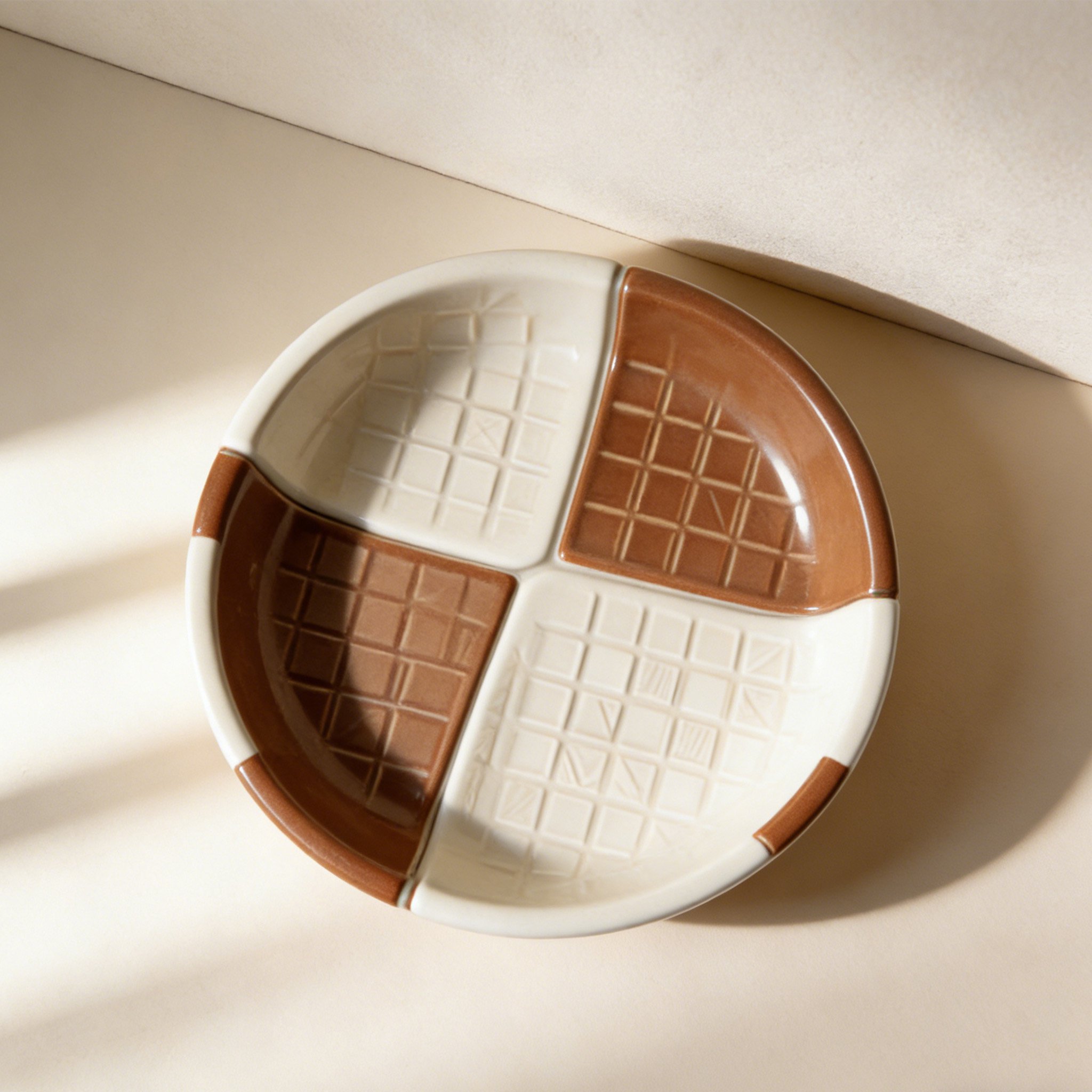 Complete view of the 5-piece household plate set