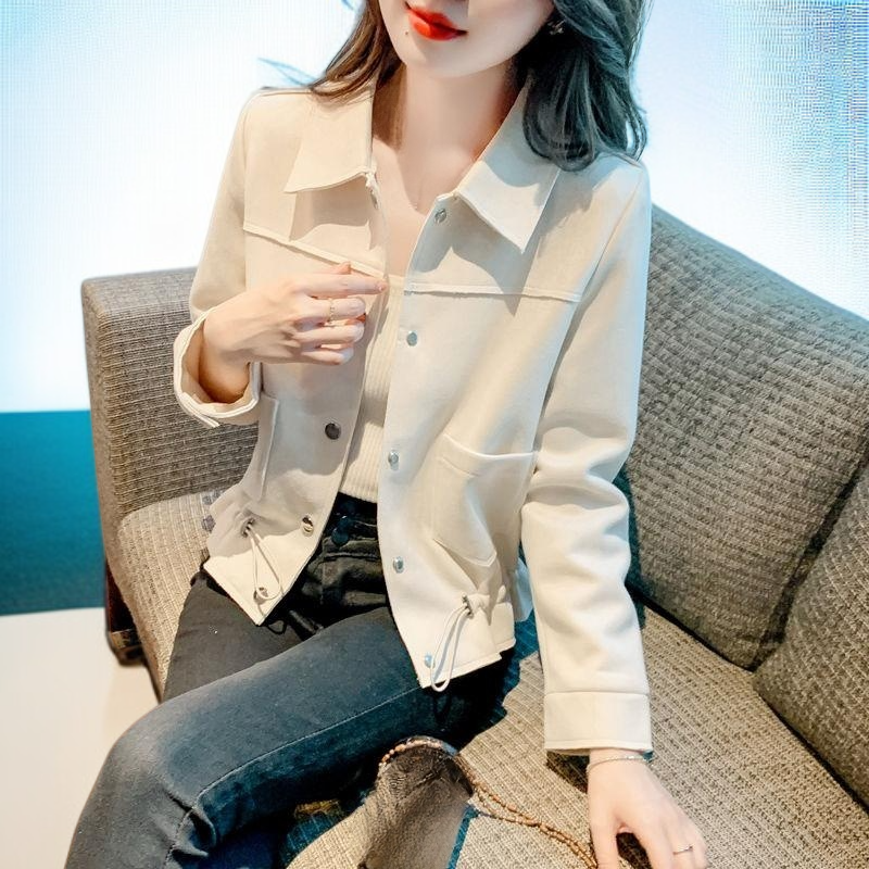 몸에 꼭 맞는 트렌치코트는 다재다능하고 세련된 캐주얼 재킷입니다.