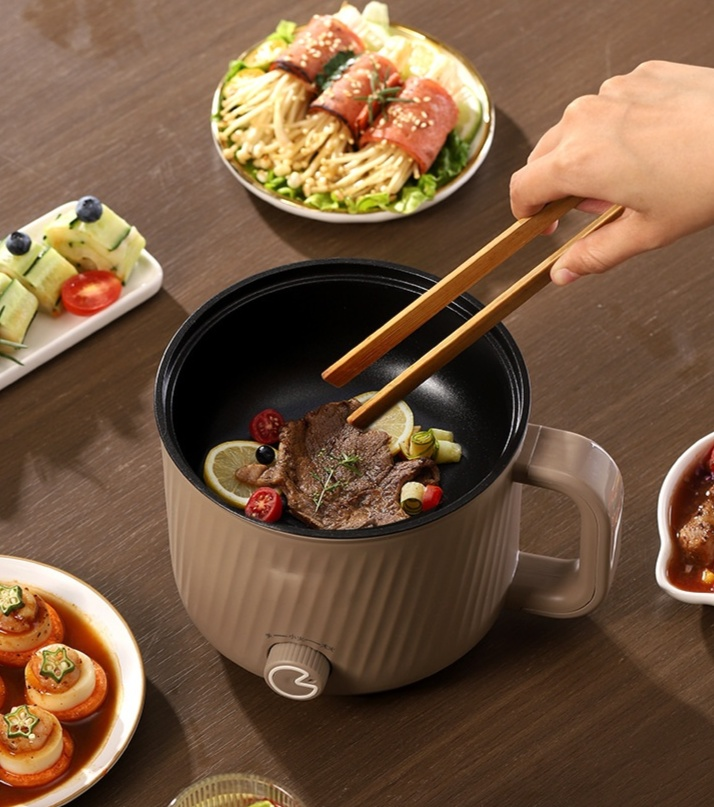 Étudiant utilisant le mini hot pot dans un dortoir