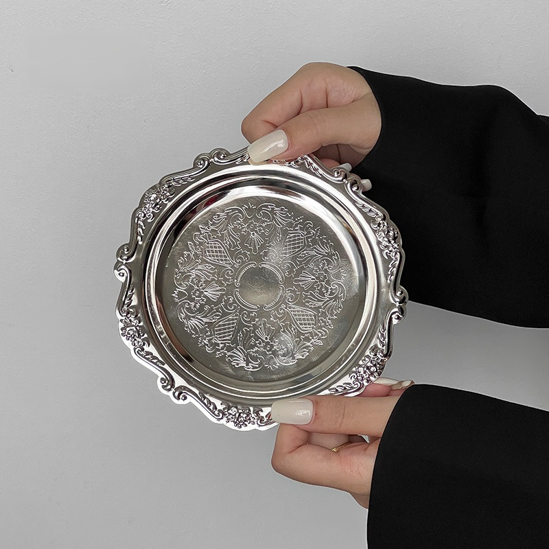 Petit plateau en métal sculpté rétro