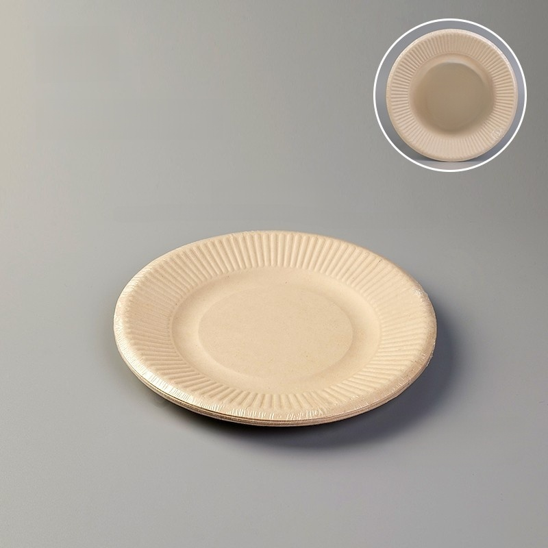 จานตกแต่งด้วยลวดลายดอกไม้