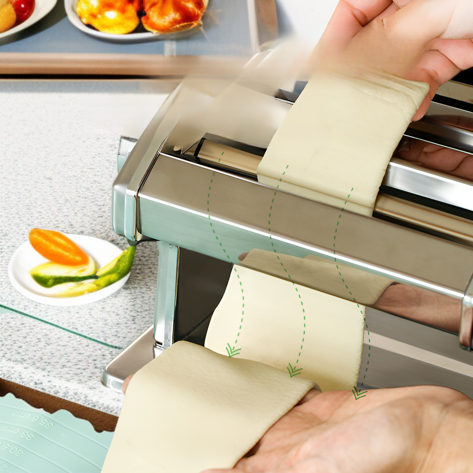 ภาพตัวอย่างการทำบะหมี่สดด้วยเครื่องทำบะหมี่มือหมุน