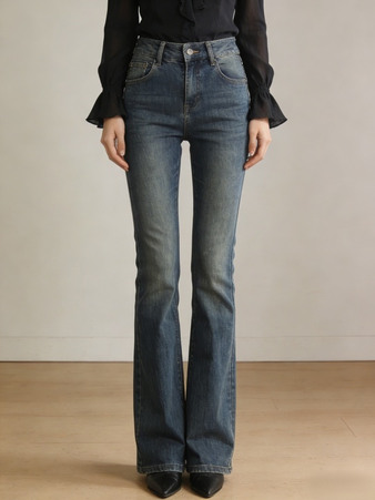 Retro-blaue hochtaillierte, leicht ausgestellte Jeans