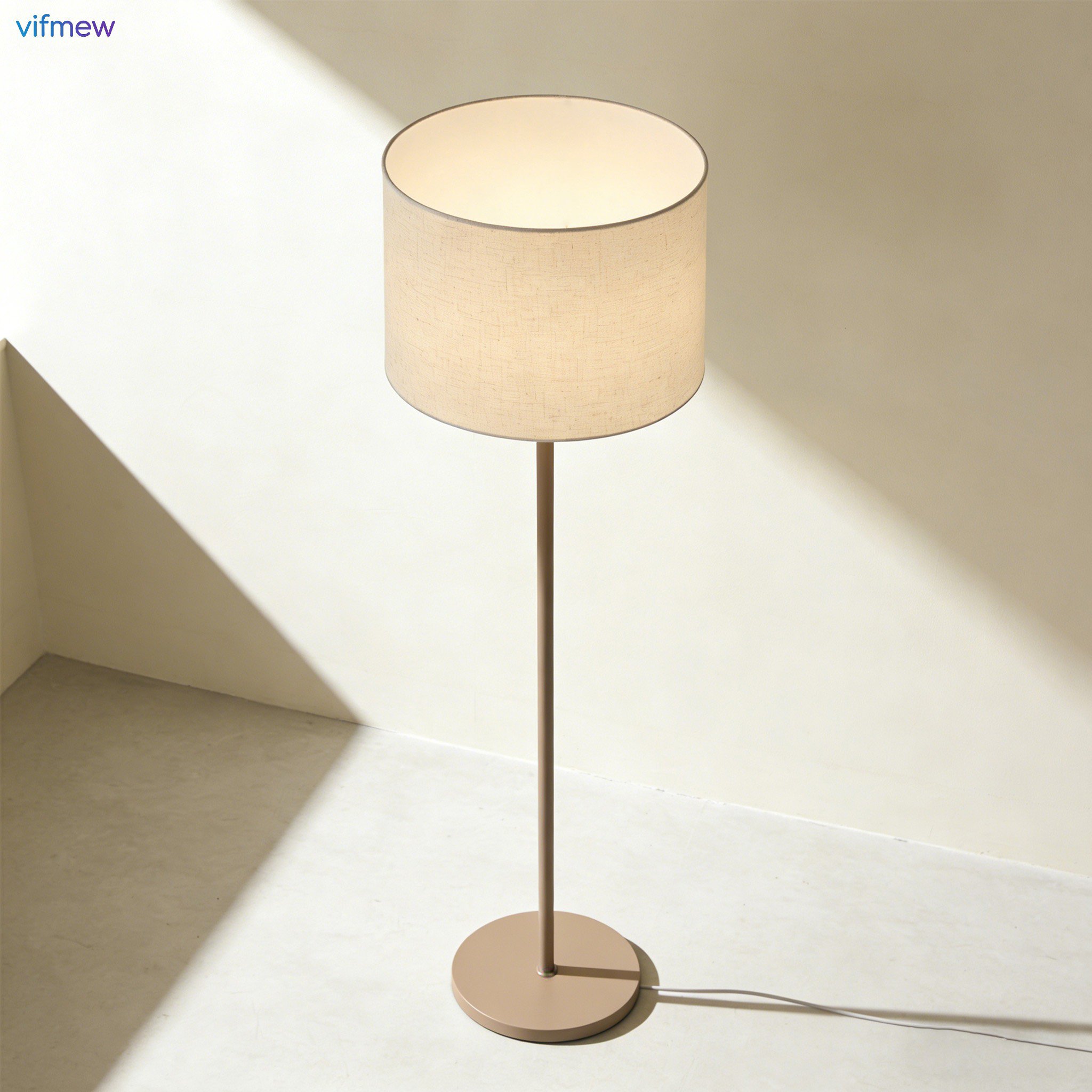 ミニマリストフロアランプ