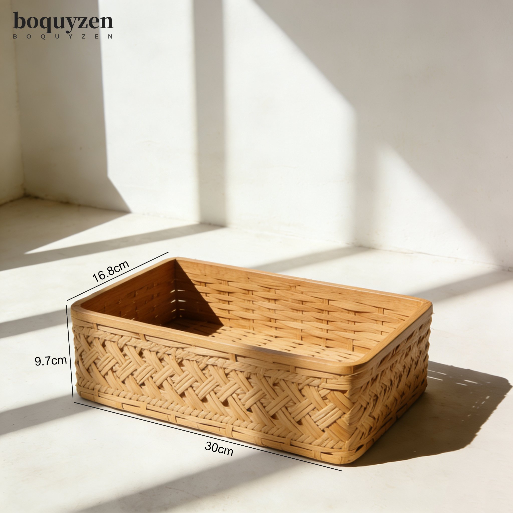 Košík s úložnými předměty v obývacím pokoji