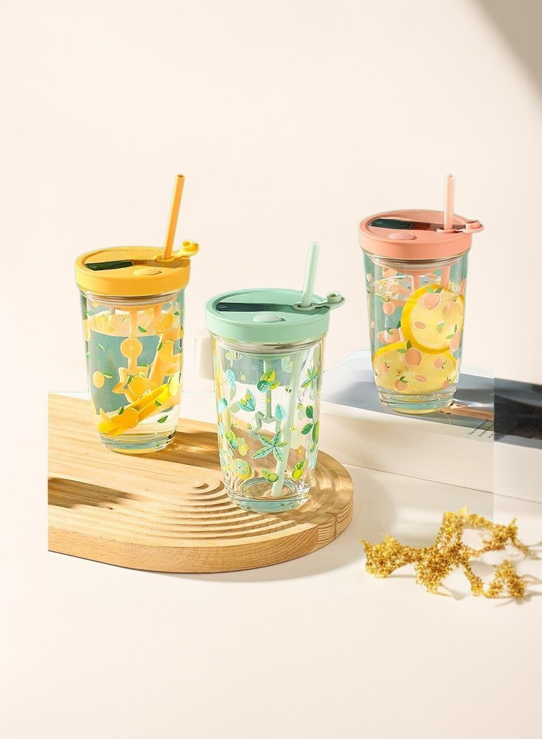 Vaso con pajita ideal para café o té en la oficina