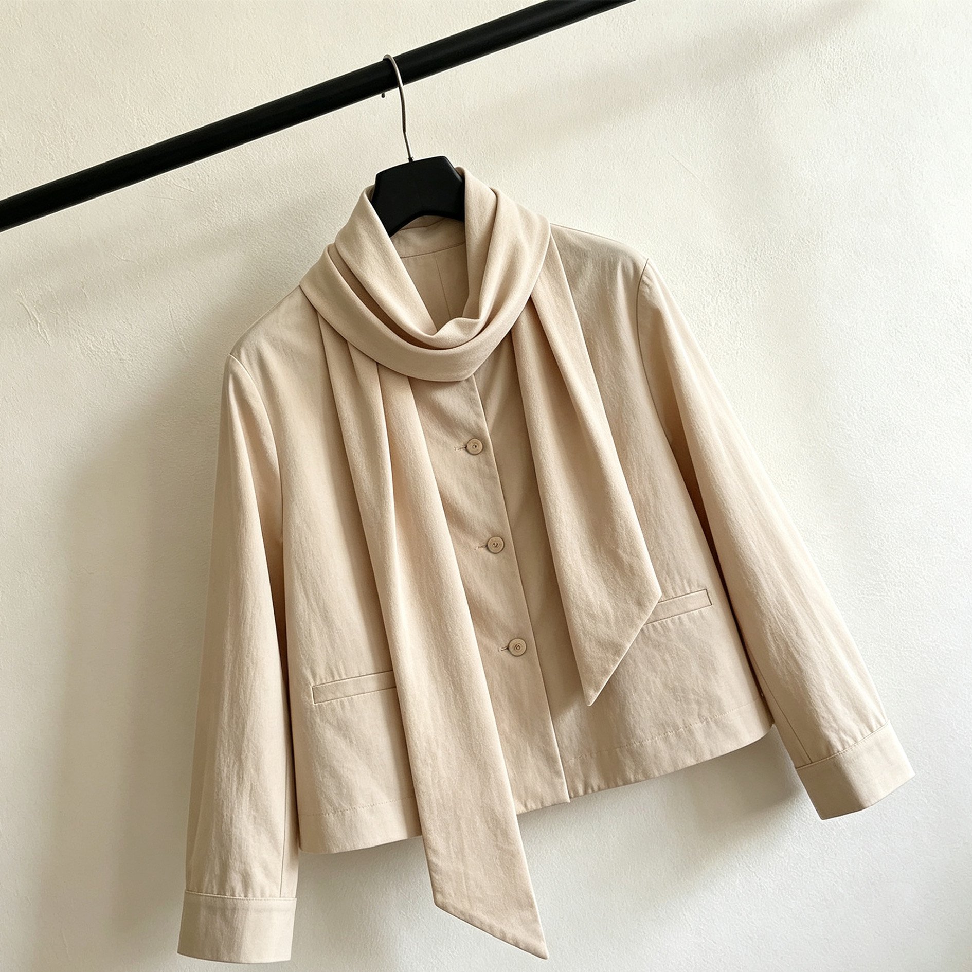 カーキ色のリボン付きショートジャケット