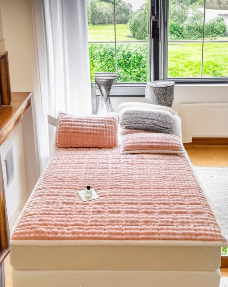 침실에 놓인 따뜻한 캐시미어 매트리스 연출