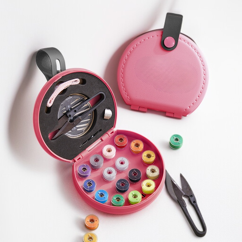 Hilos de colores variados en el kit de costura