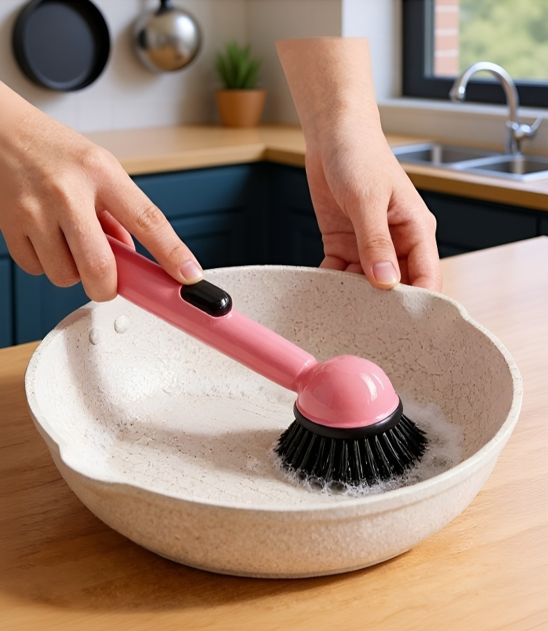 그릇, 컵, 접시 등 다양한 식기 청소 브러쉬 활용