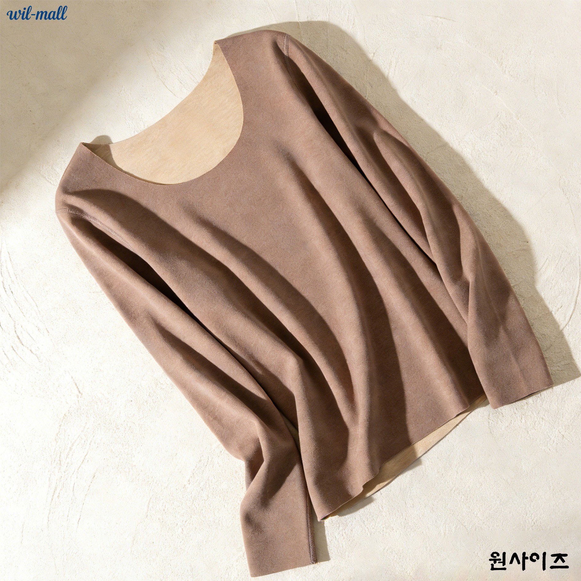 심플한 디자인의 라운드넥 보온 상의