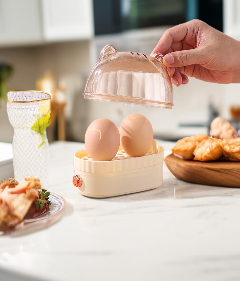 朝食用に卵蒸し器を使っている様子