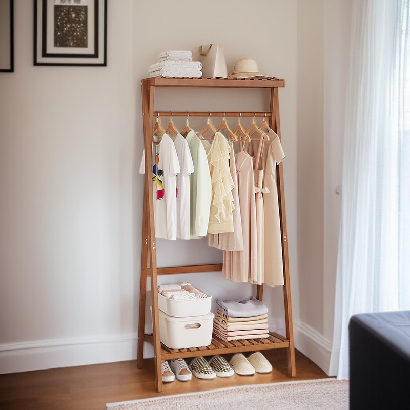 استخدام رف ملابس خشبي في المنزل