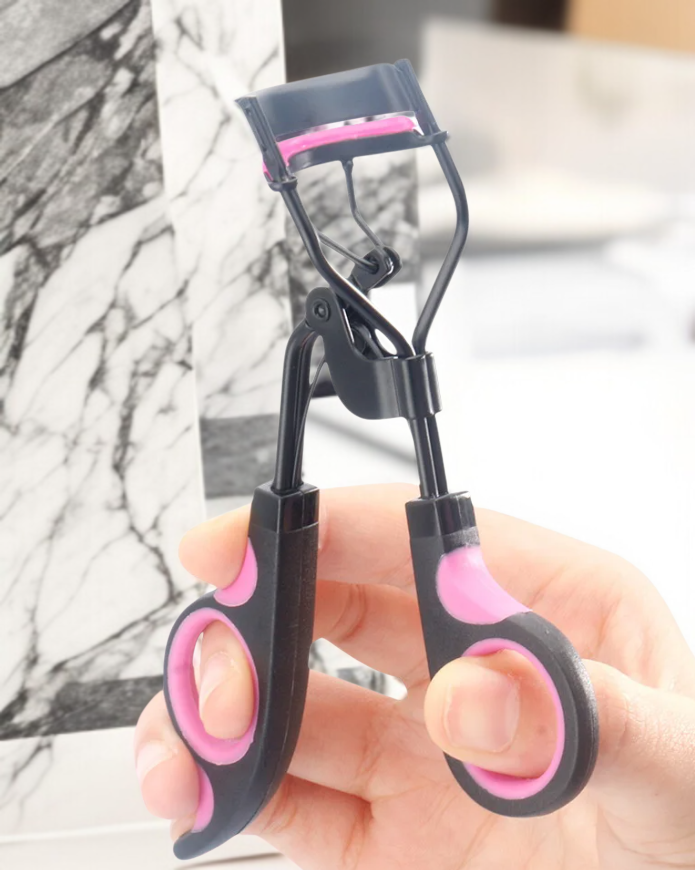 ビューラーでカールした美しいまつげ