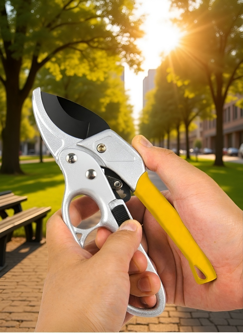 Zahradnické nůžky stříhající silnou větev stromu