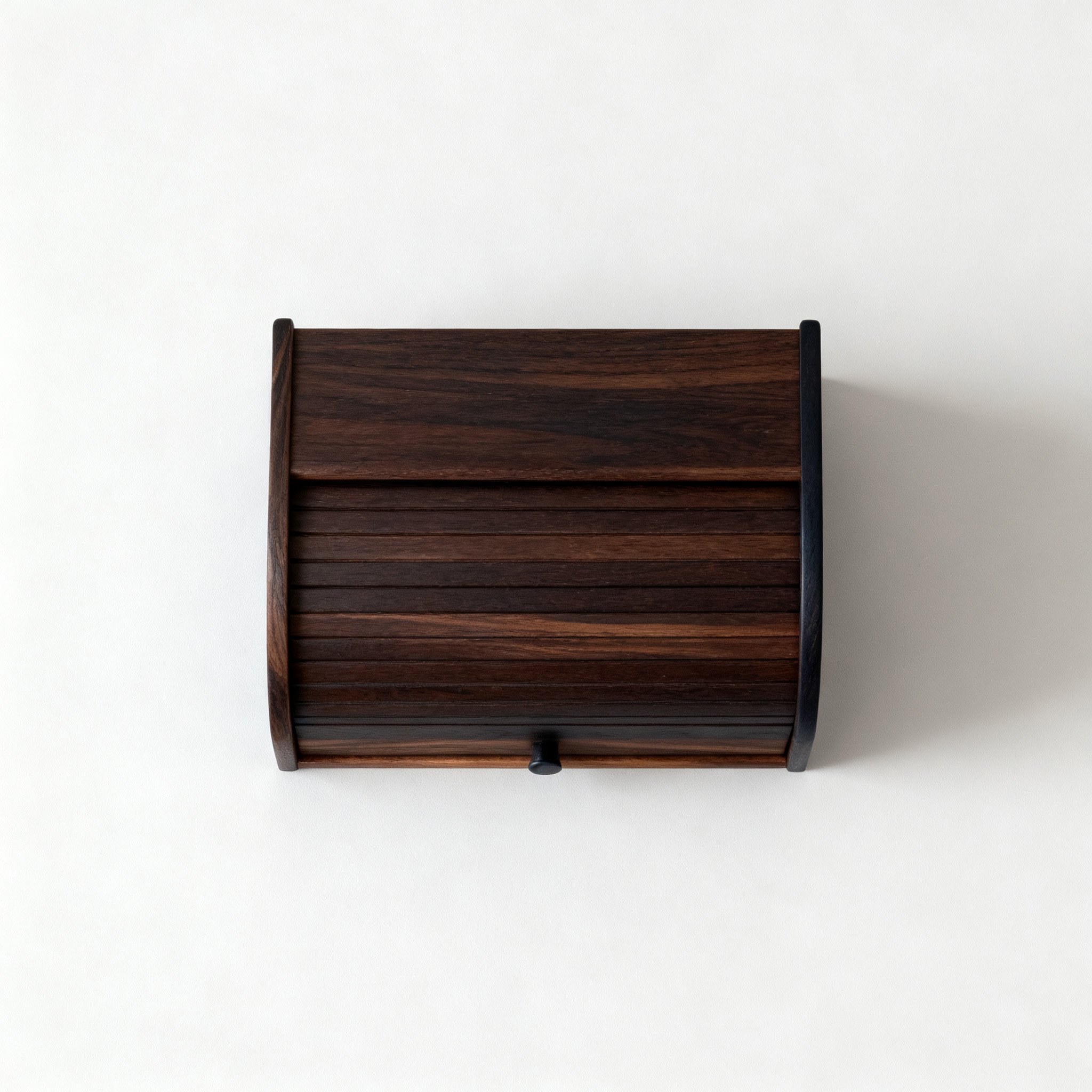 กล่องไม้โบราณทรงโค้งแสดงดีไซน์วินเทจ