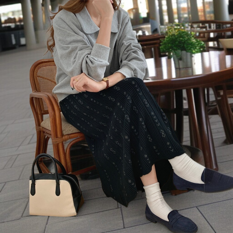 스커트녀 하프 기장 사타구니를 가리다 거들먹거리다 자카드로 짠 도드라진 무늬 날씬해 보이는 A라인 스커트