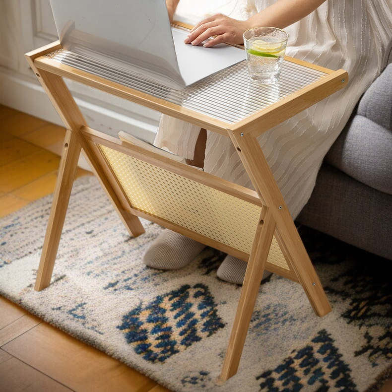 소파 옆에 나무 유리로 된 작은 탁자